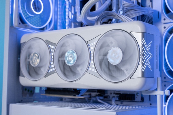 影驰RTX 5090 D星曜显卡上盖优化！装拆更稳更顺手